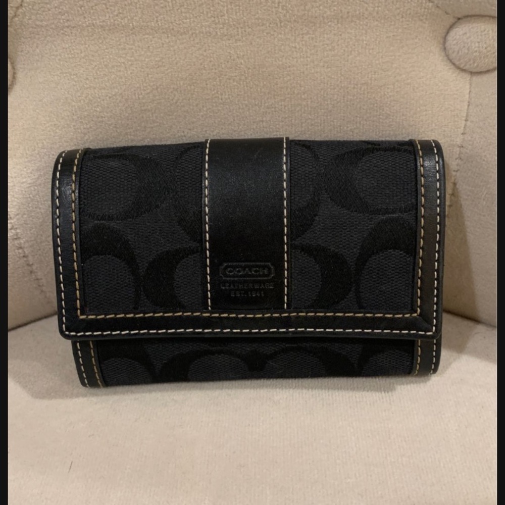 100% Authentic Black Coach wallet. Good condition.